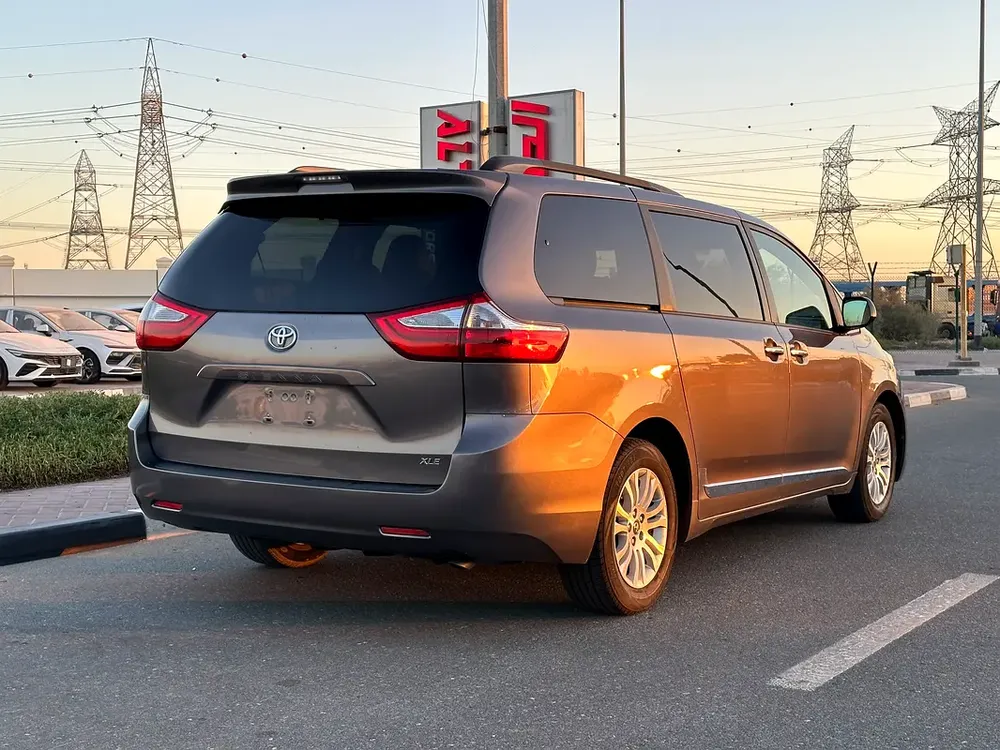 Toyota sienna xle - Image 5