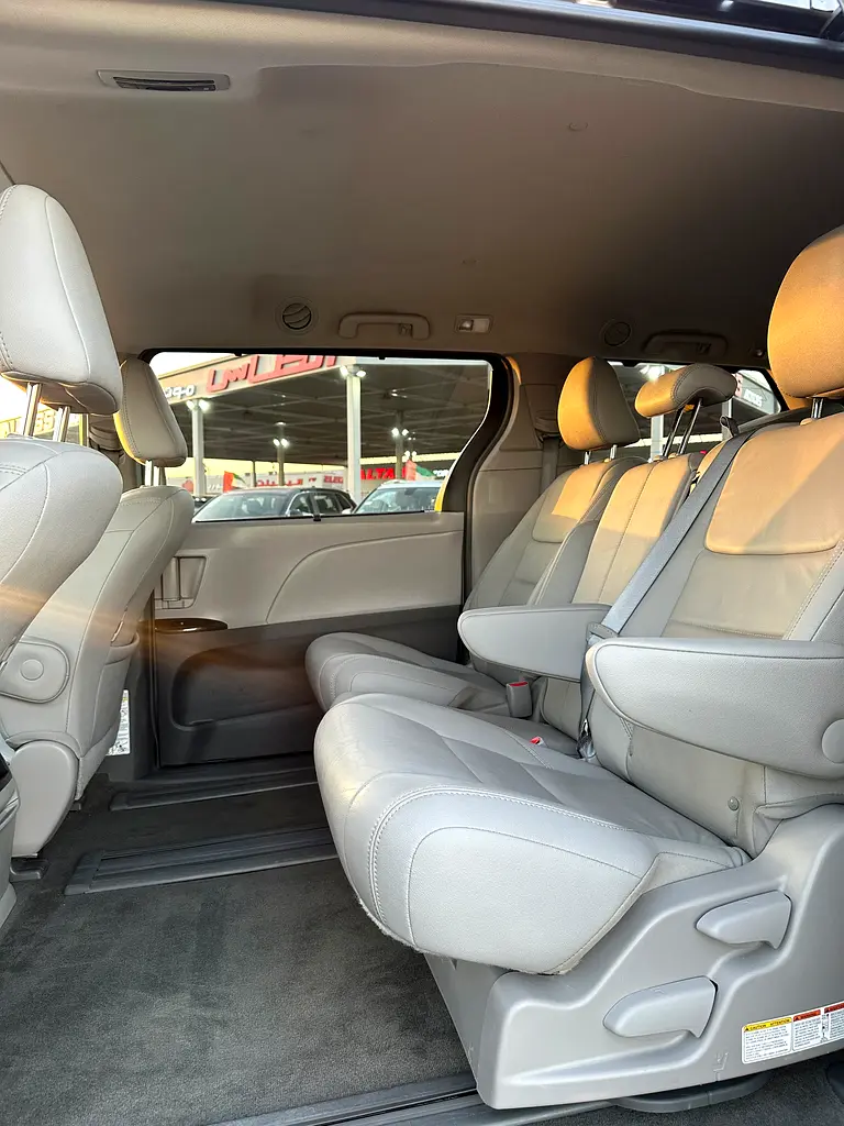 Toyota sienna xle - Image 8