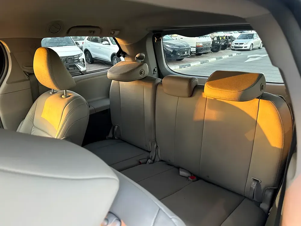 Toyota sienna xle - Image 9