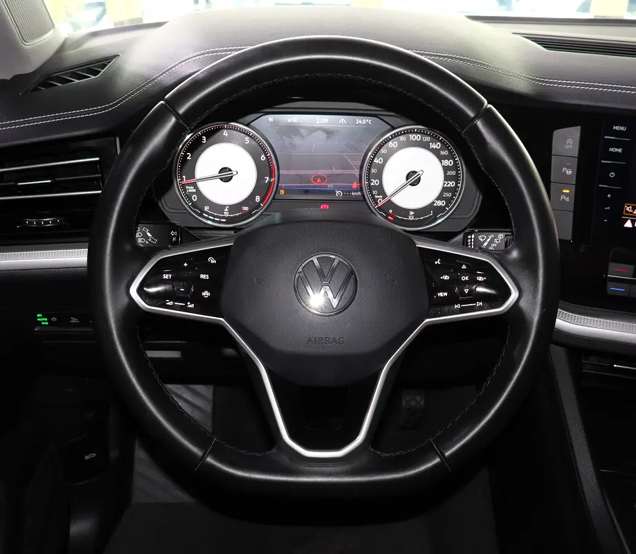 Original Paint . GCC Specs . Full Service History - Image 12