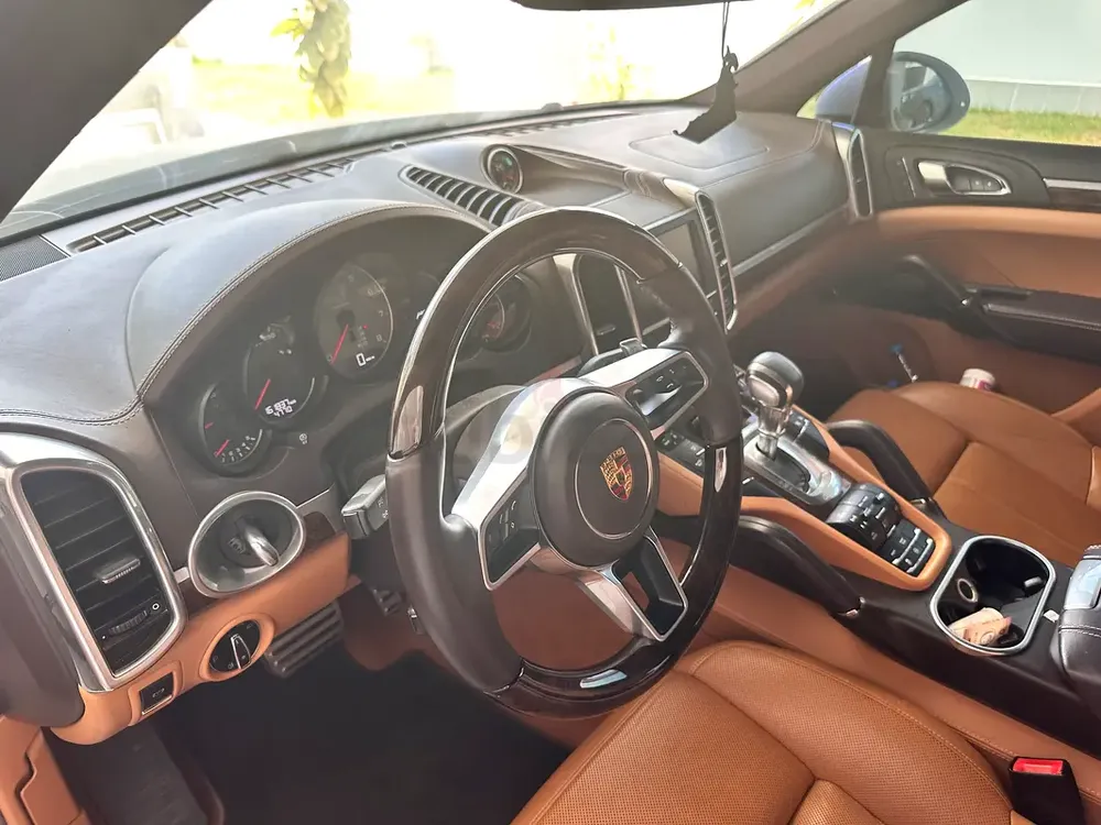 Clean title porsche cayenne S - Image 6