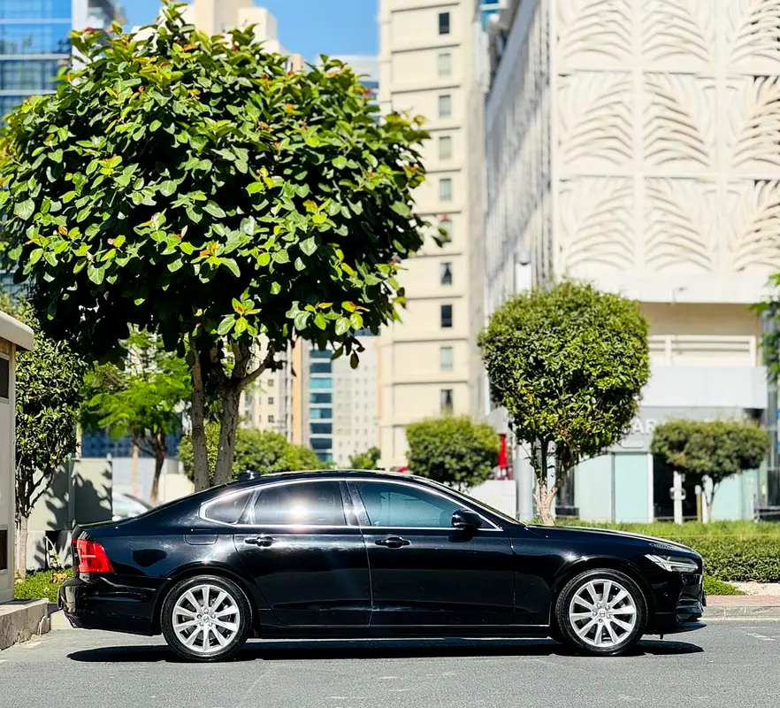 Volvo S90 Momentum 2018 | GCC Specs | Low Mileage - Image 4