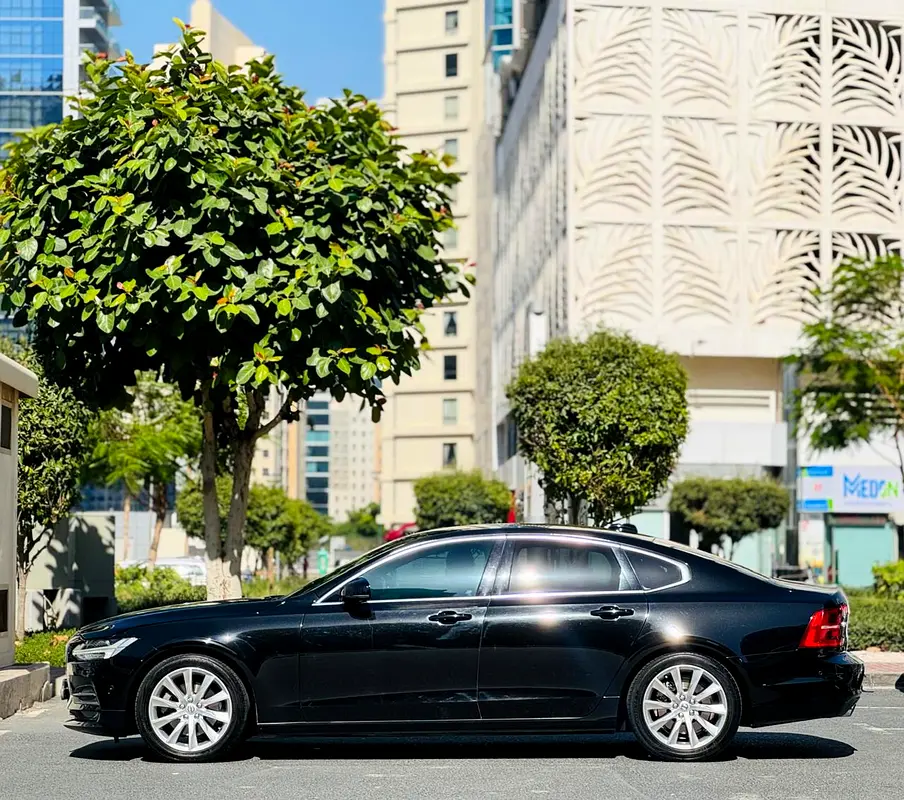 Volvo S90 Momentum 2018 | GCC Specs | Low Mileage - Image 8