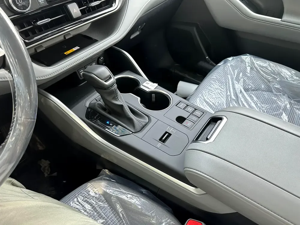 2025
TOYOTA HIGHLANDER HEV GLE-E
 WHITE | FROMAGE - Image 10