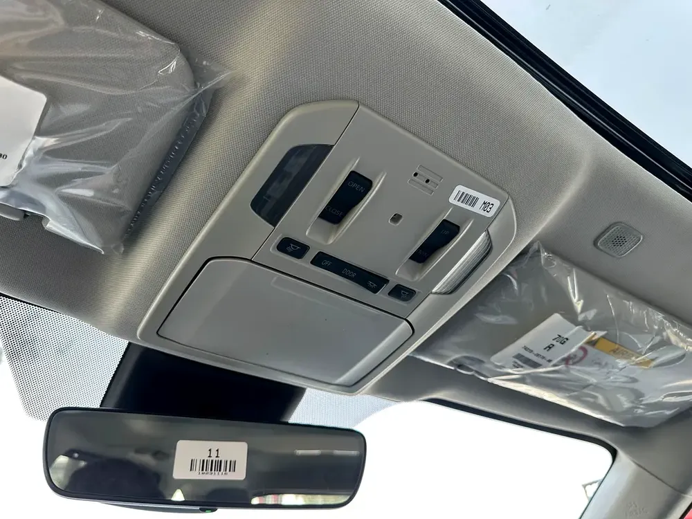 2025
TOYOTA HIGHLANDER HEV GLE-E
 WHITE | FROMAGE - Image 12