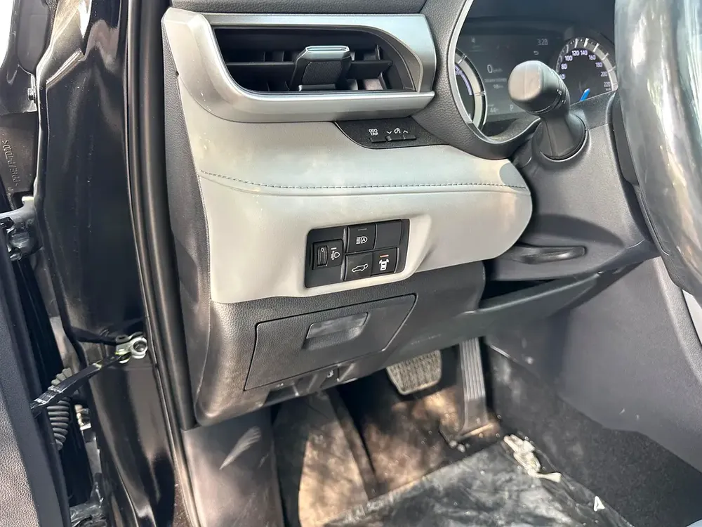 2025
TOYOTA HIGHLANDER HEV GLE-E
 WHITE | FROMAGE - Image 14