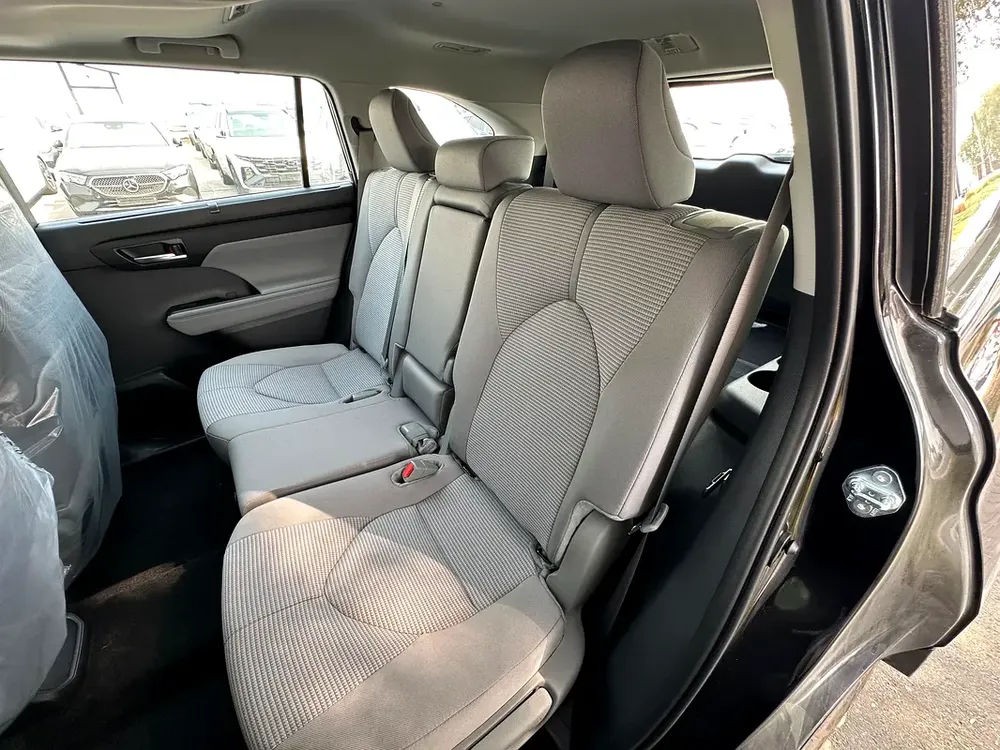 2025
TOYOTA HIGHLANDER HEV GLE-E
 WHITE | FROMAGE - Image 5