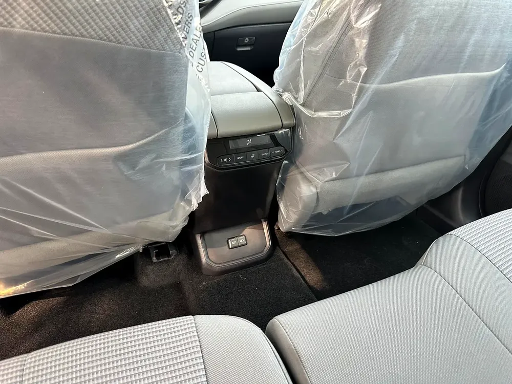 2025
TOYOTA HIGHLANDER HEV GLE-E
 WHITE | FROMAGE - Image 6