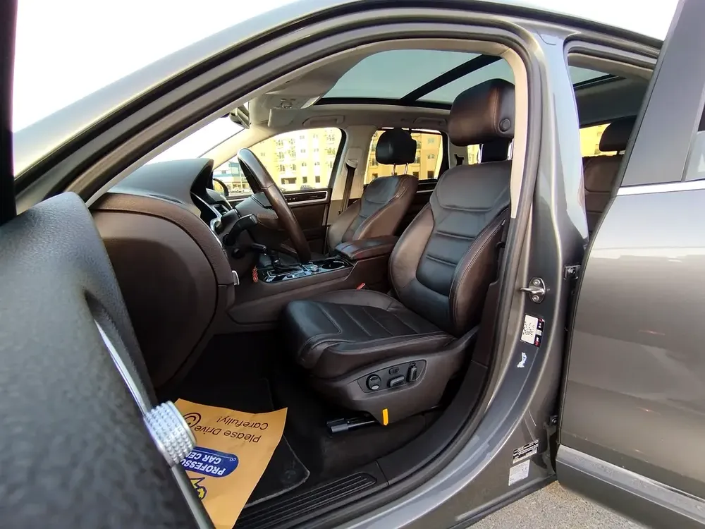 Volkswagen Touareg full option GCC 2015 - Image 14