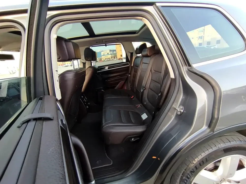 Volkswagen Touareg full option GCC 2015 - Image 15