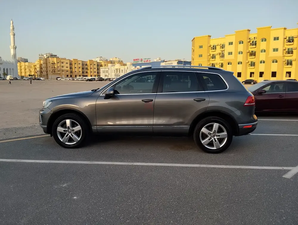 Volkswagen Touareg full option GCC 2015 - Image 4