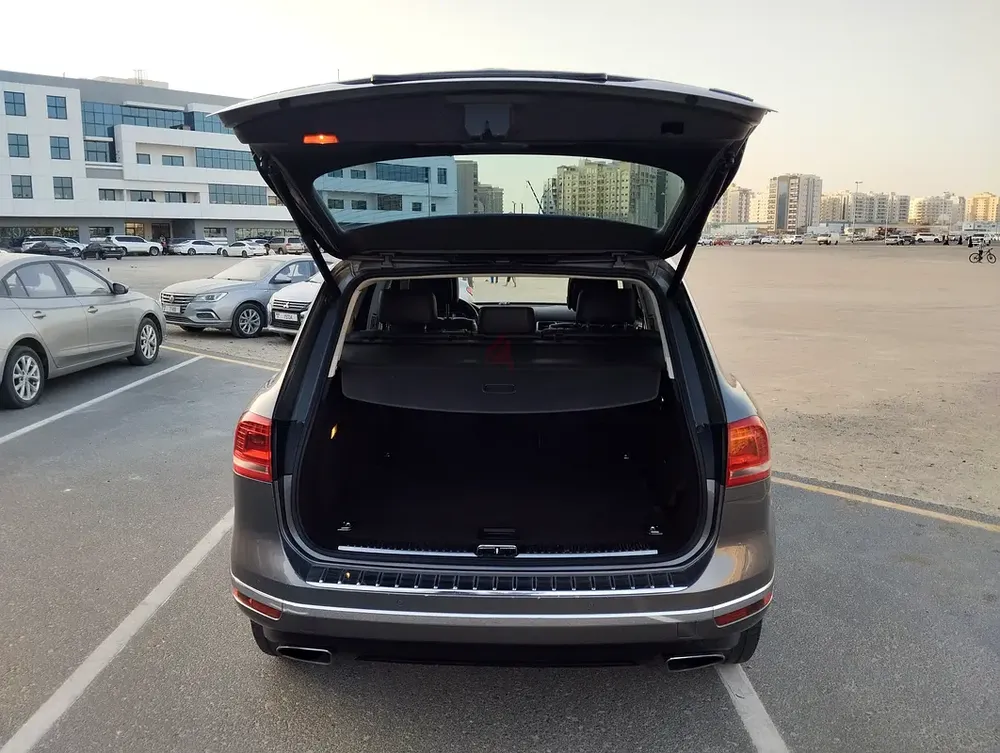 Volkswagen Touareg full option GCC 2015 - Image 9