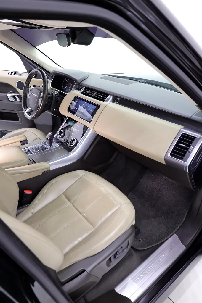 RANGE ROVER SPORT HSE GCC - FULLY LOADED IN PERFECT CONDITION - Image 10