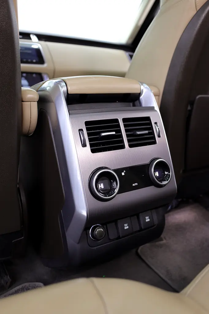 RANGE ROVER SPORT HSE GCC - FULLY LOADED IN PERFECT CONDITION - Image 13