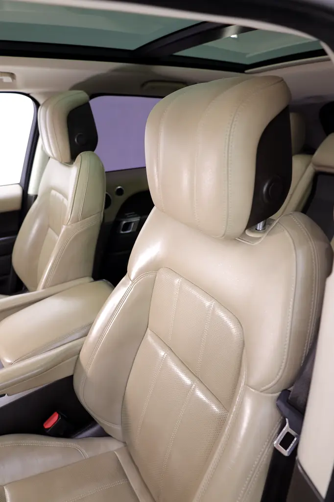 RANGE ROVER SPORT HSE GCC - FULLY LOADED IN PERFECT CONDITION - Image 14