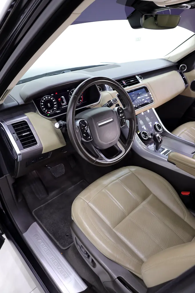 RANGE ROVER SPORT HSE GCC - FULLY LOADED IN PERFECT CONDITION - Image 5
