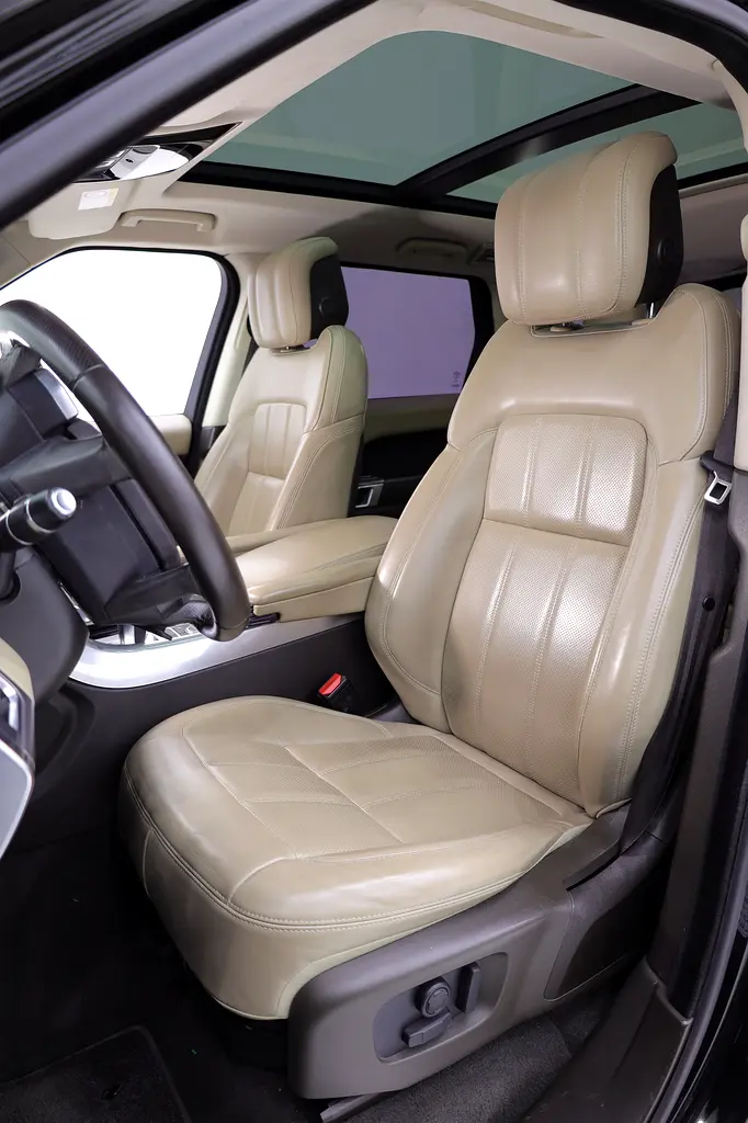 RANGE ROVER SPORT HSE GCC - FULLY LOADED IN PERFECT CONDITION - Image 7