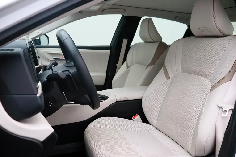 2023 Toyota Crown Platinum - GCC Specs - As New - Image 13