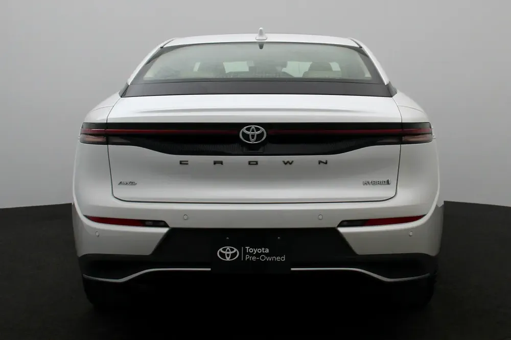 2023 Toyota Crown Platinum - GCC Specs - As New - Image 4