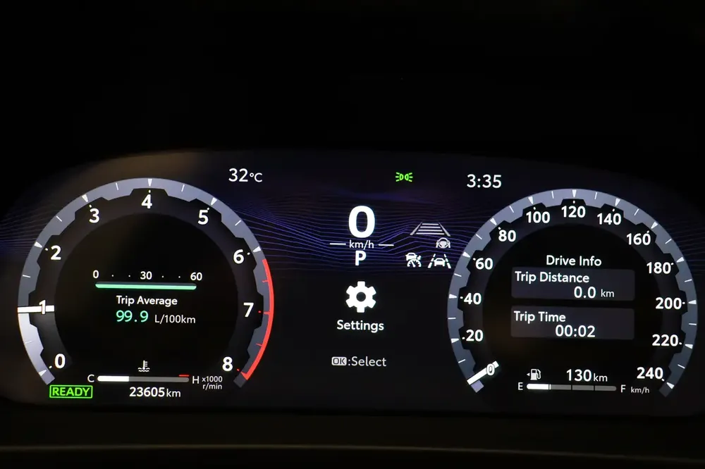 2023 Toyota Crown Platinum - GCC Specs - As New - Image 9