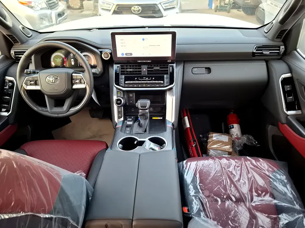Toyota Landcruiser VXR 3.3L 2024 White Diesel GCC (Export Only) - Image 12