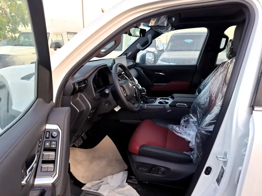 Toyota Landcruiser VXR 3.3L 2024 White Diesel GCC (Export Only) - Image 6