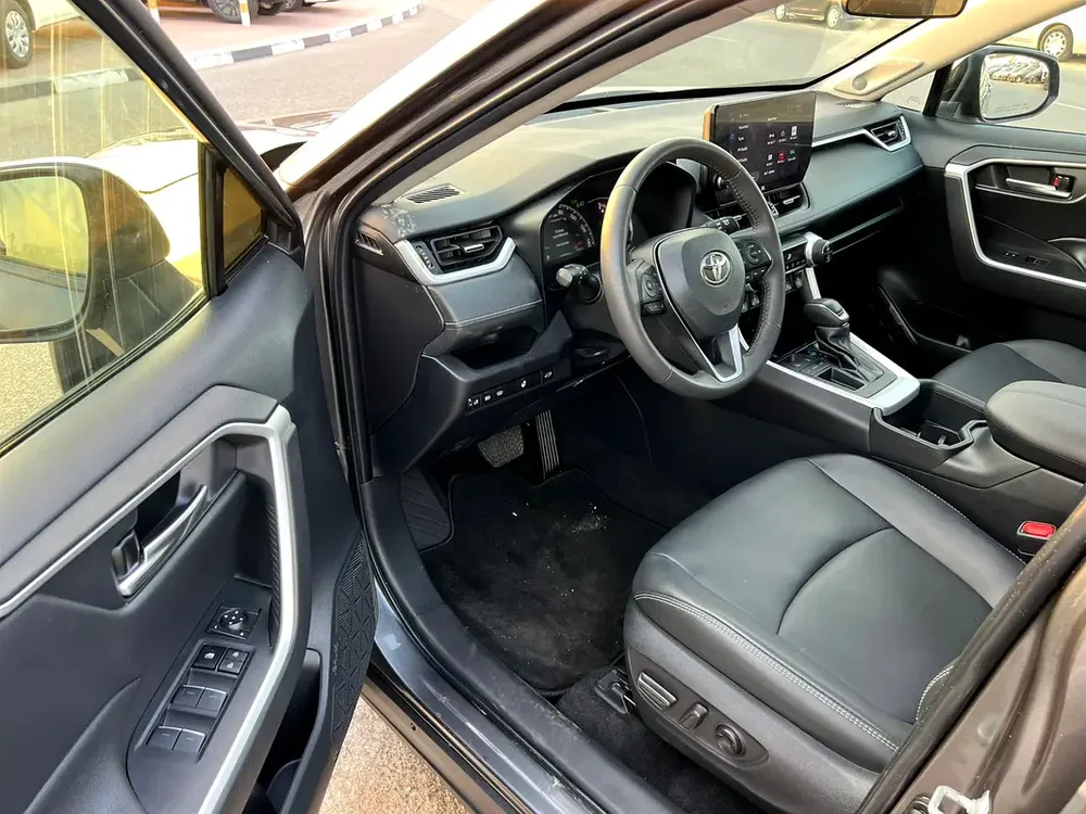 2023 Toyota RAV4 XLE Premium Full Option  2.5 V4 - Big Screen & Radar Sensor - Trunk Auto Push S - Image 10