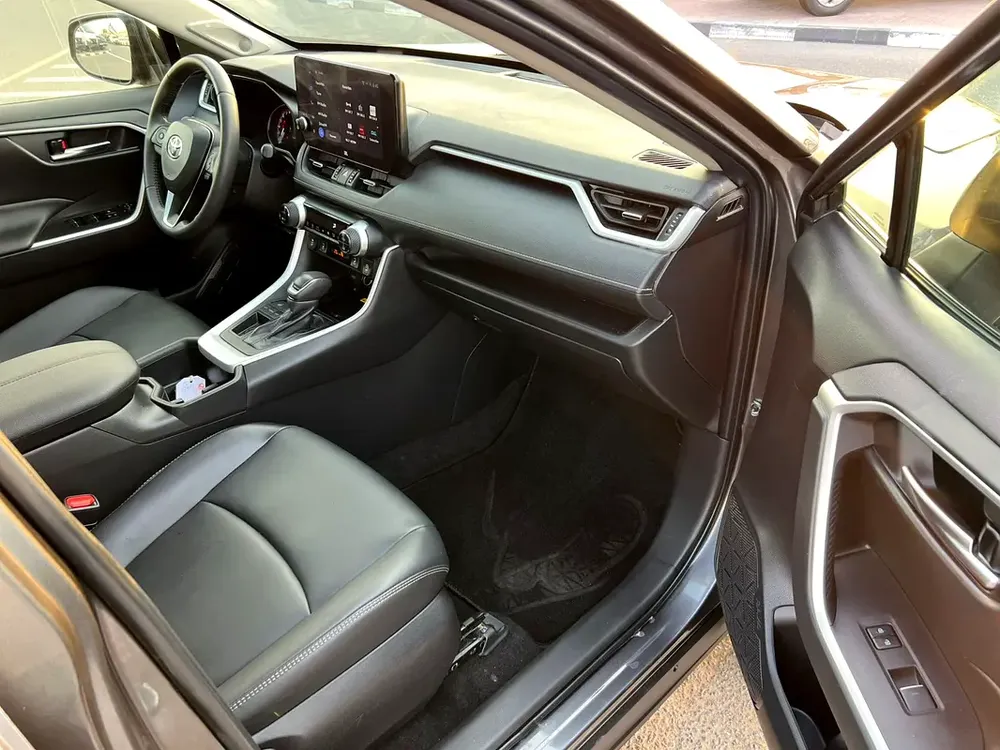 2023 Toyota RAV4 XLE Premium Full Option  2.5 V4 - Big Screen & Radar Sensor - Trunk Auto Push S - Image 13
