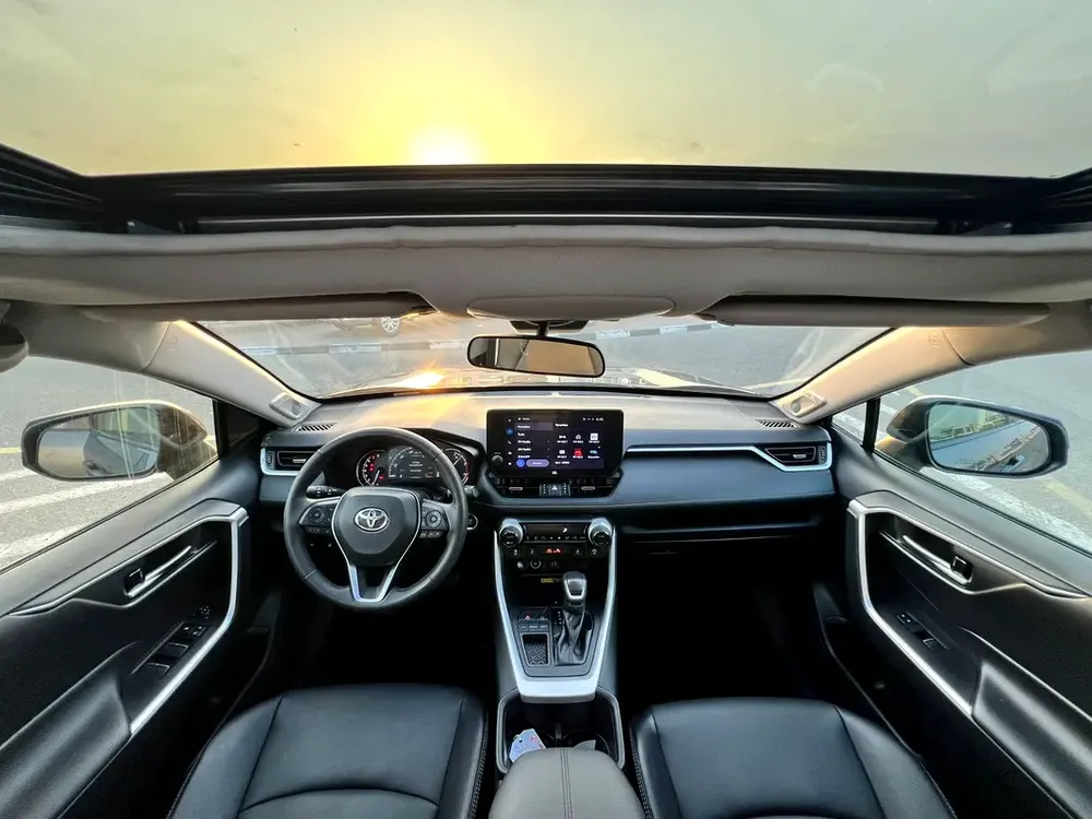 2023 Toyota RAV4 XLE Premium Full Option  2.5 V4 - Big Screen & Radar Sensor - Trunk Auto Push S - Image 15