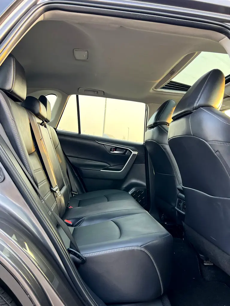 2023 Toyota RAV4 XLE Premium Full Option  2.5 V4 - Big Screen & Radar Sensor - Trunk Auto Push S - Image 16