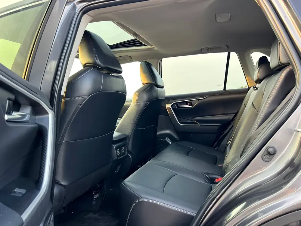 2023 Toyota RAV4 XLE Premium Full Option  2.5 V4 - Big Screen & Radar Sensor - Trunk Auto Push S - Image 17