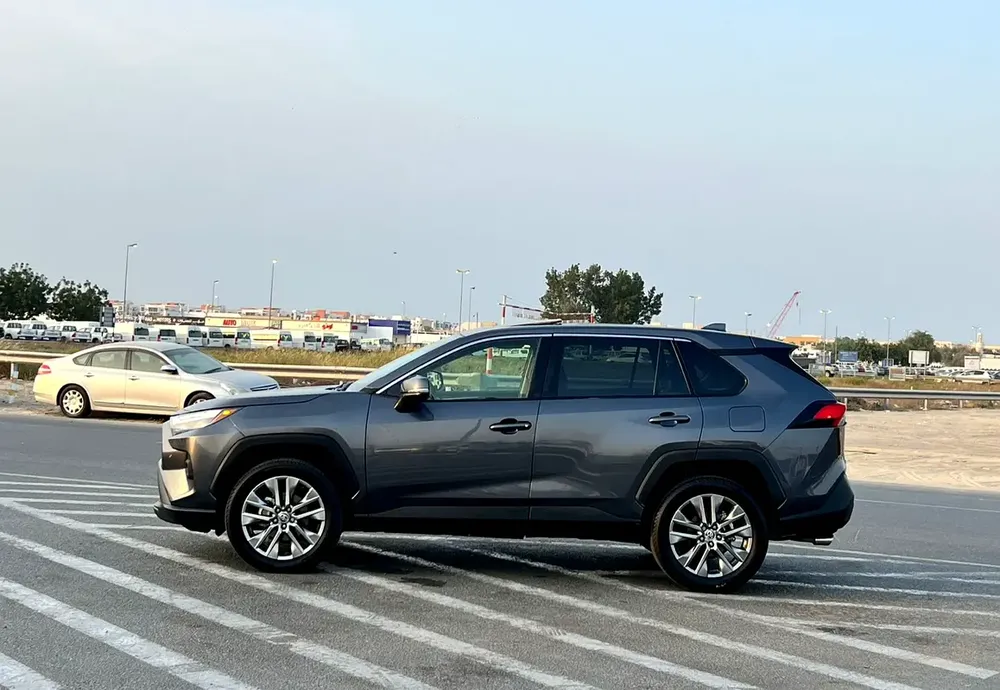 2023 Toyota RAV4 XLE Premium Full Option  2.5 V4 - Big Screen & Radar Sensor - Trunk Auto Push S - Image 4