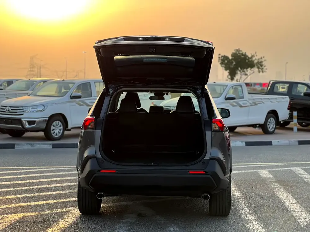2023 Toyota RAV4 XLE Premium Full Option  2.5 V4 - Big Screen & Radar Sensor - Trunk Auto Push S - Image 7