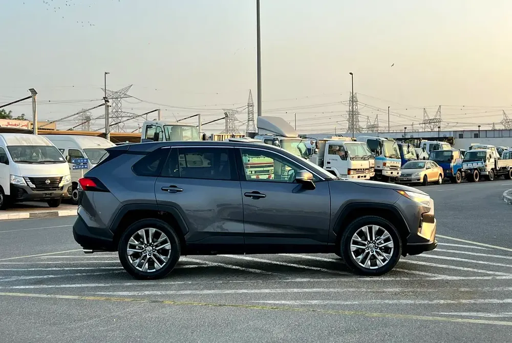 2023 Toyota RAV4 XLE Premium Full Option  2.5 V4 - Big Screen & Radar Sensor - Trunk Auto Push S - Image 9