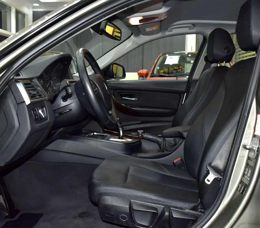 SERVICE HISTORY DATA AVAILABLE! BMW 318i ( 2016 Model ) in Brown Color GCC Specs - Image 10