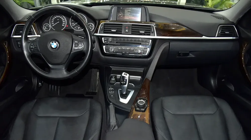 SERVICE HISTORY DATA AVAILABLE! BMW 318i ( 2016 Model ) in Brown Color GCC Specs - Image 11