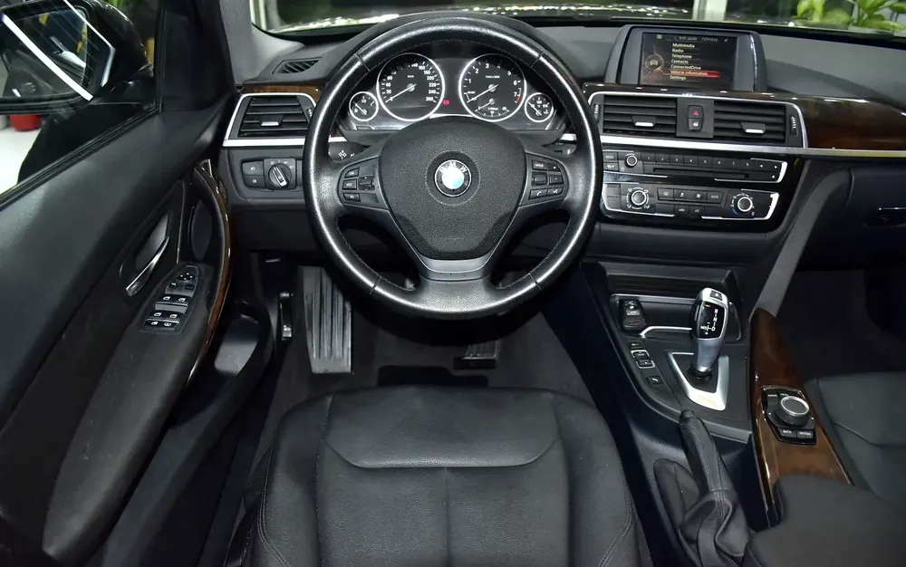SERVICE HISTORY DATA AVAILABLE! BMW 318i ( 2016 Model ) in Brown Color GCC Specs - Image 12