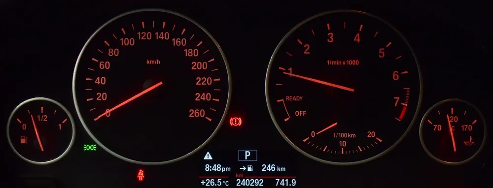 SERVICE HISTORY DATA AVAILABLE! BMW 318i ( 2016 Model ) in Brown Color GCC Specs - Image 13