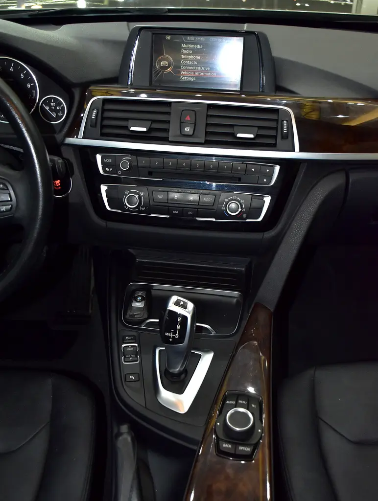 SERVICE HISTORY DATA AVAILABLE! BMW 318i ( 2016 Model ) in Brown Color GCC Specs - Image 14
