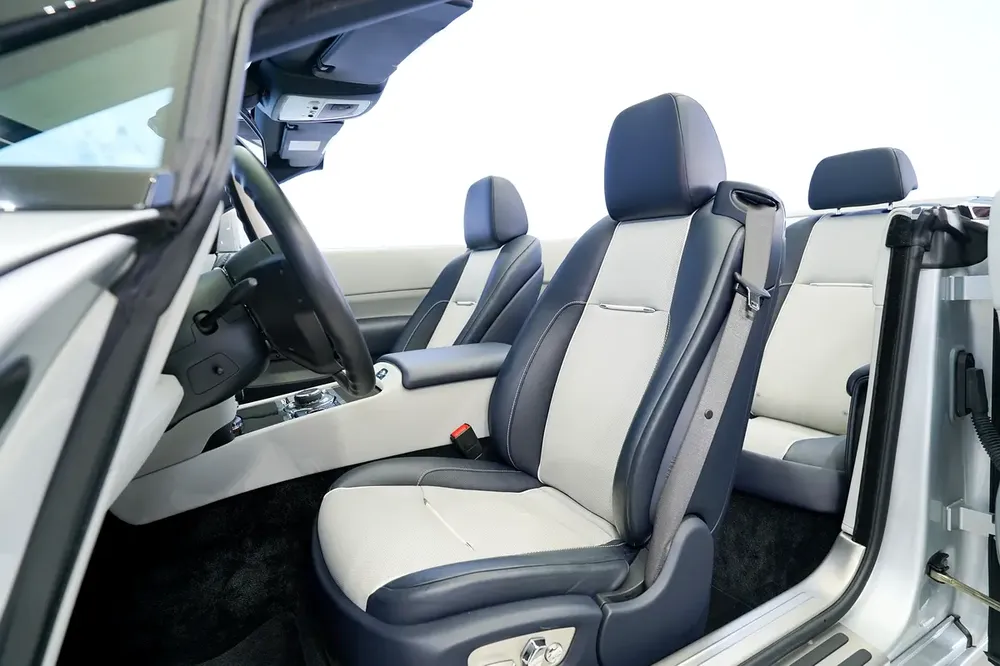 4 BUTTONS | TWO TONE INTERIOR | BESPOKE AUDIO | CARBON INTERIOR | LOW MILEAGE | WARRANTY AVAILABLE - Image 4