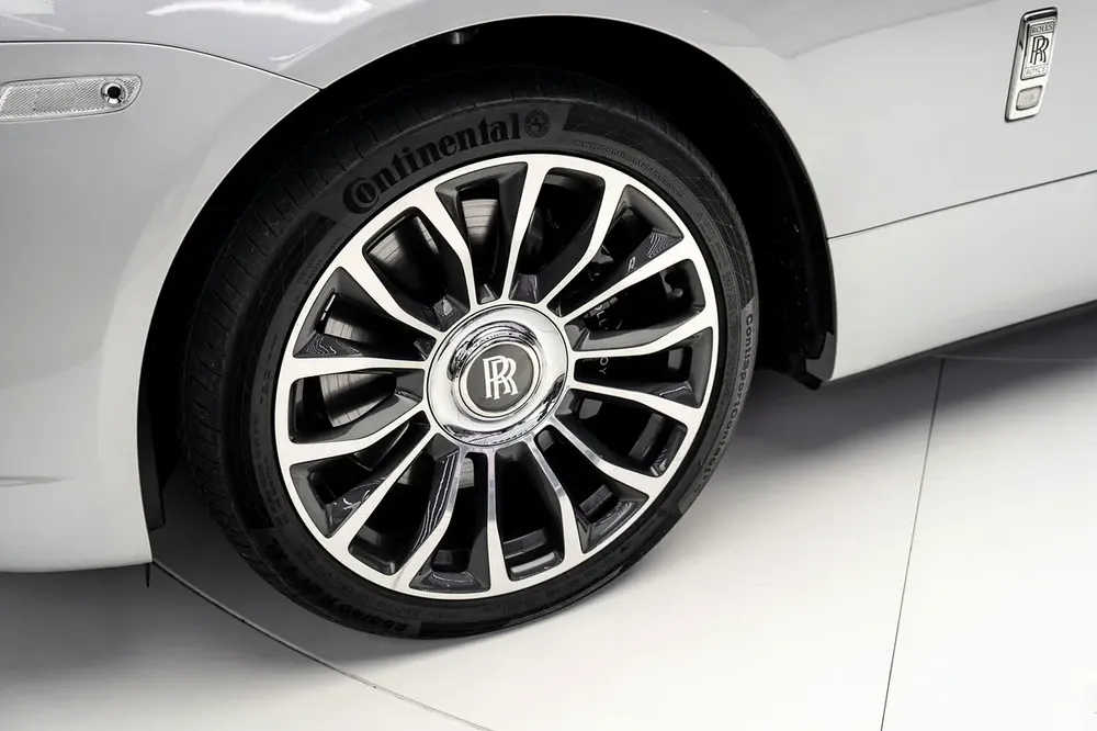 4 BUTTONS | TWO TONE INTERIOR | BESPOKE AUDIO | CARBON INTERIOR | LOW MILEAGE | WARRANTY AVAILABLE - Image 6