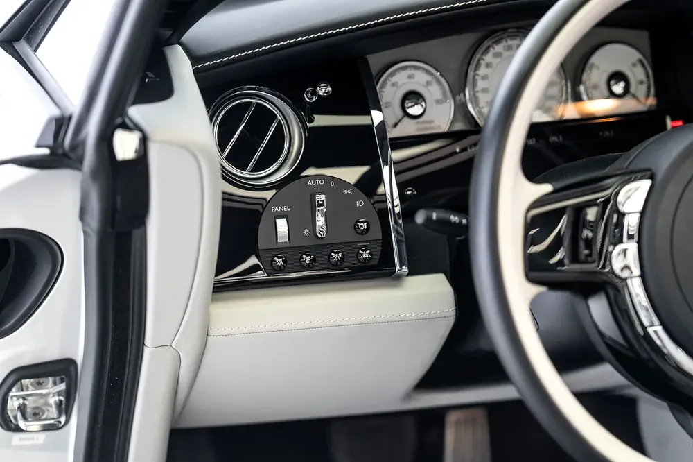 4 BUTTONS | TWO TONE INTERIOR | BESPOKE AUDIO | CARBON INTERIOR | LOW MILEAGE | WARRANTY AVAILABLE - Image 8