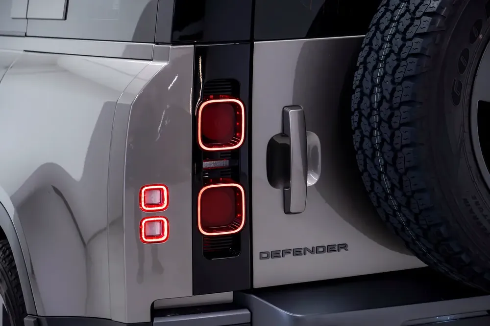 GCC SPECS AL TAYER WARRANTY - 2024 LAND ROVER DEFENDER 110 HSE P400 - PANORAMIC ROOF-MERIDIAN SOUND - Image 19