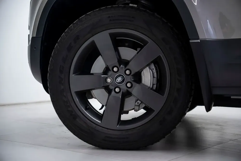 GCC SPECS AL TAYER WARRANTY - 2024 LAND ROVER DEFENDER 110 HSE P400 - PANORAMIC ROOF-MERIDIAN SOUND - Image 6