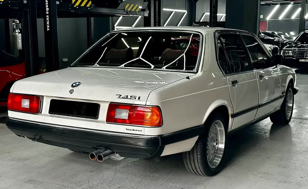 BMW 7 Series 1986 745i Japanese Specs Classic Luxury - Image 4