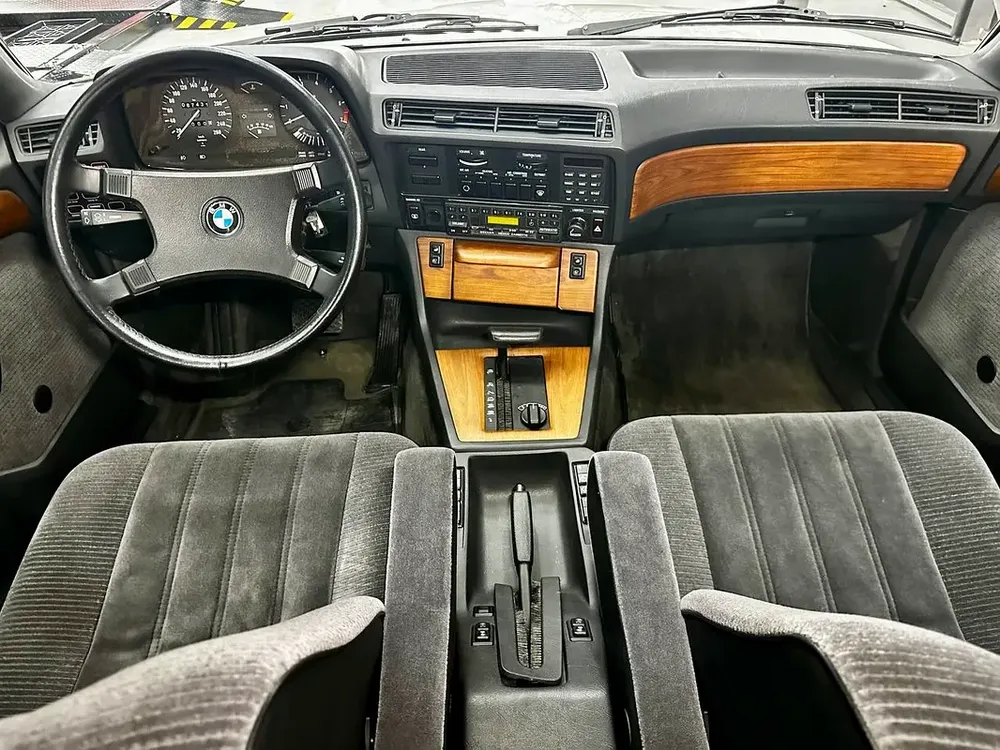BMW 7 Series 1986 745i Japanese Specs Classic Luxury - Image 9