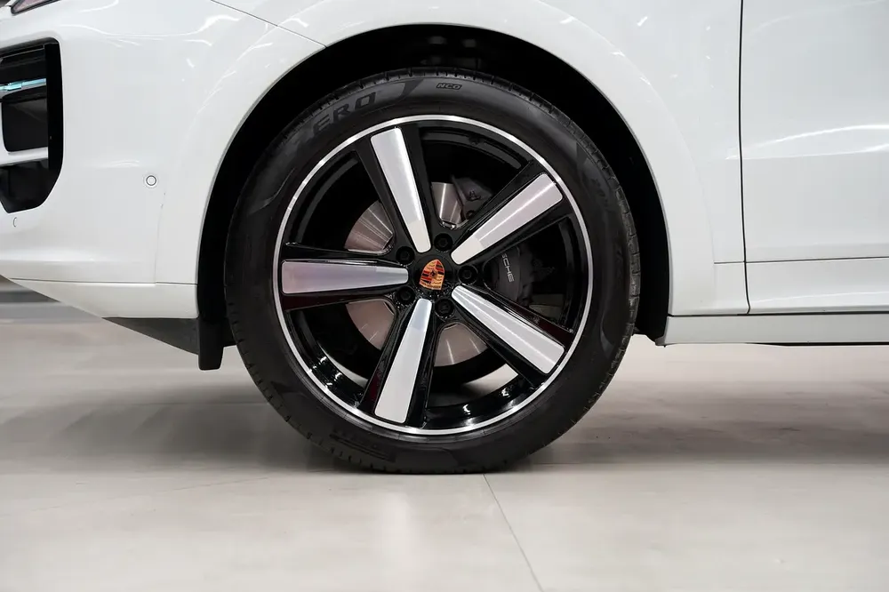 Porsche Cayenne Coupe 2025 GCC Specs - Like New - Warranty and service contract - Image 10