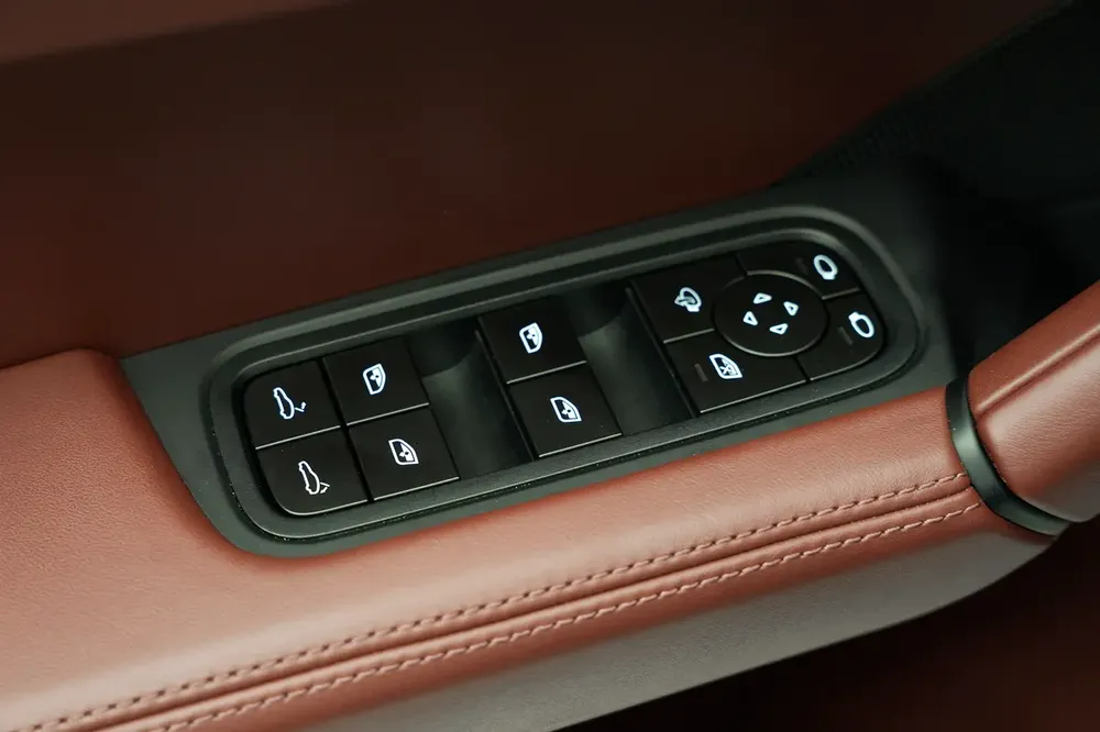 Porsche Cayenne Coupe 2025 GCC Specs - Like New - Warranty and service contract - Image 12