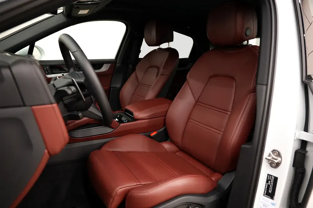 Porsche Cayenne Coupe 2025 GCC Specs - Like New - Warranty and service contract - Image 13