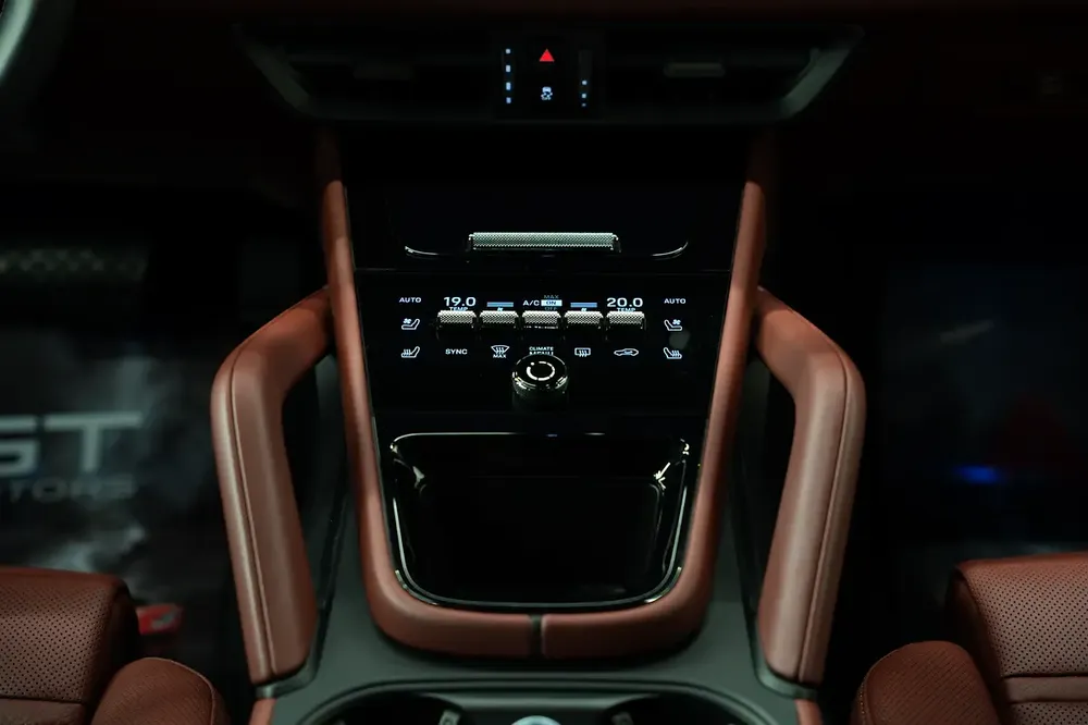 Porsche Cayenne Coupe 2025 GCC Specs - Like New - Warranty and service contract - Image 17